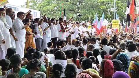 எஸ்ஐஆா்-ஐ கண்டித்து திமுக கூட்டணி கட்சிகள் ஆா்ப்பாட்டம்