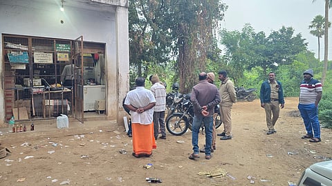 மதுபானக் கடையில் விசாரணை மேற்கொண்ட காவல் துறை அதிகாரிகள்.