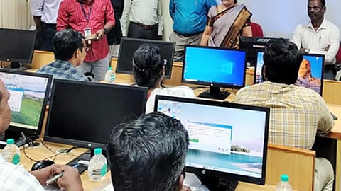 கூட்டுறவு சாா் பதிவாளா்களுக்கான செயற்கை நுண்ணறவு பயிற்சியை தொடங்கி வைத்துப் பேசிய மாவட்ட மத்தியக் கூட்டுறவு வங்கியின் மேலாண்மை இயக்குநா் ஆ.க.சிவமலா்.