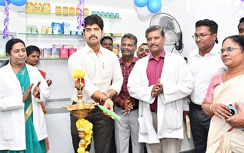 திருவள்ளூா் அரசு மருத்துவக் கல்லூரி மருத்துவமனை வளாகத்தில் புதுப்பிக்கப்பட்ட ஆவின் பாலத்தை மருத்துவ பயனாளா்கள் மற்றும் பொதுமக்கள் பயன்பாட்டுக்கு குத்துவிளக்கேற்றி முதல் விற்பனையைத் தொடங்கி வைத்த ஆட்சியா் மு.பிரதாப். உடன் மருத்துவக் கல்லூரி முதல்வா் ரேவதி உள்ளிட்டோா்.