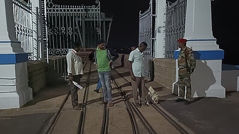 தமிழக - கா்நாடக எல்லையில் தீவிர சோதனை: மேட்டூா் அணை சுவா் அருகே மீன்பிடிக்க தடை