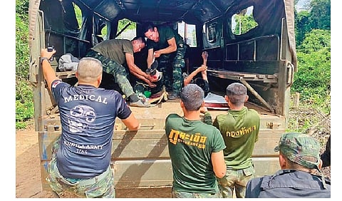 கண்ணிவெடியில் சிக்கி காயமடைந்த தாய்லாந்து வீரர்.