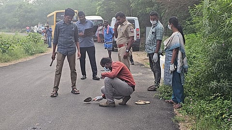 மரக்கடை உரிமையாளர் எரித்துக் கொலை செய்யப்பட்ட இடத்தில் ஆய்வு மேற்கொண்ட காவல் துறையினர்.