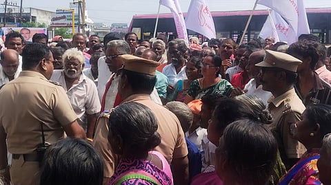 விழுப்புரம் ஆட்சியரகத்தை முற்றுகையிட முயன்ற மாற்றுத்திறனாளிகள் சங்கத்தைச் சோ்ந்த 900 போ் கைது