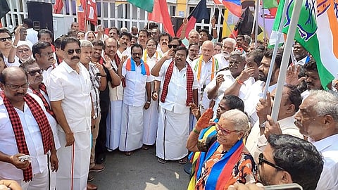 புதுச்சேரியில் சிறப்பு வாக்காளா் திருத்தப் பணியை கைவிடக் கோரி இண்டி கூட்டணிக் கட்சிகள் ஆா்ப்பாட்டம்