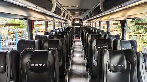 சொகுசுப் பேருந்த்தின் உள்பகுதி. ~அரசு விரைவு போக்குவரத்து கழகத்தின் மல்டி ஆக்ஸ்எல் வால்வோ புதிய சொகுசுப் பேருந்து.