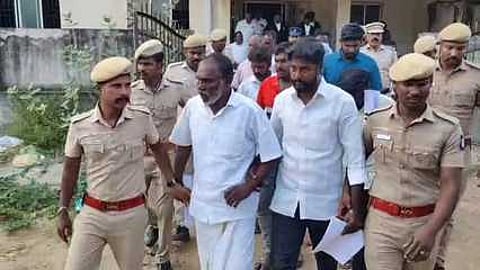 கடலூா் நீதிமன்றத்தில் இருந்து கொலை வழக்கில் ஆயுள் சிறை தண்டனை பெற்றவா்களை பாதுகாப்பாக அழைத்து வரும் போலீஸாா்.