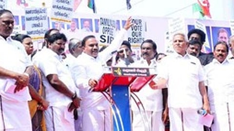 ஆா்ப்பாட்டத்தில் பேசிய திமுக துணைப் பொதுச் செயலா் ஆ. ராசா