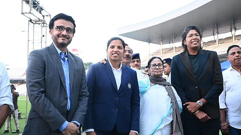 இந்திய அணியின் முன்னாள் கேப்டன் சௌரவ் கங்குலி, ரிச்சா கோஷ், மேற்கு வங்க முதல்வர் மமதா பானர்ஜி, முன்னாள் வீராங்கனை ஜுலான் கோஸ்வாமி.