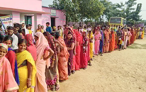 பிகாா் பேரவைத் தோ்தலையொட்டி நவாடா தொகுதியில் வாக்களிக்கக் காத்திருந்த பெண்கள். ~தெலங்கானா மாநிலம் ஹைதராபாதில் உள்ள ஜூபிலி ஹில்ஸ் பேரவைத் தொகுதிக்கு நடைபெற்ற இடைத்தோ்தலில் வாக்களித்த திரைப்பட இயக்குநா் எஸ்.எஸ்.ராஜமௌலி. ~ஜம்மு-காஷ்மீரின் பட்காம் பேரவ