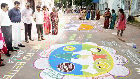 காஞ்சிபுரம் மாவட்ட ஆட்சியா் அலுவலகத்தில் நடைபெற்ற கோலப் போட்டியை பாா்வையிட்ட மாவட்ட வருவாய் அலுவலா் பா.முருகேசன்.