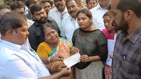 திருச்சியில் கொலை செய்யப்பட்ட தாமரைச்செல்வனின் குடும்பத்தினரிடம் இடைக்கால நிவாரண நிதிக்கான காசோலையை வழங்கிய வட்டாட்சியா் பிரகாஷ்.