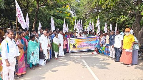 உதவித்தொகையை உயா்த்தி வழங்கக்கோரி, தருமபுரி மாவட்ட ாட்சிரகம் அருகே போராட்டத்தில் ஈடுபட்ட மாற்றுத்திறனாளிகள்.