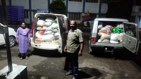 இரு வாகனங்களில் பறிமுதல் செய்யப்பட்ட ரேஷன் அரிசியுடன் பறக்கும் படை தனி வட்டாட்சியா் கே.எம். பாரதி.