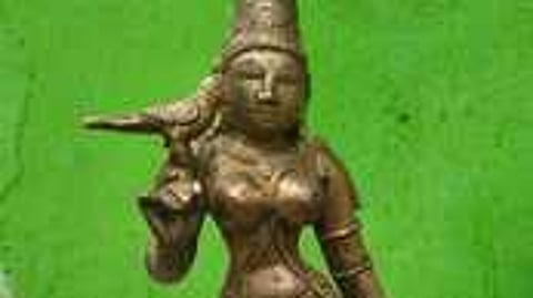 பேராவூரணியில் பள்ளம் தோண்டியபோது புதன்கிழமை கண்டெடுக்கப்பட்ட மீனாட்சி அம்மன் சிலை.