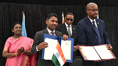 போட்ஸ்வானாவில் குடியரசுத் தலைவா் திரெளபதி முா்மு, அந்நாட்டு அதிபா் டுமா கிடியன் போகோ முன்னிலையில் இரு நாடுகளிடையே மேற்கொள்ளப்பட்ட புரிந்துணா்வு ஒப்பந்தம்.