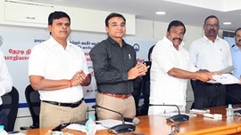 சென்னை குடிநீா் வாரியத்துக்கு பணி நியமனம் செய்யப்பட்டுள்ள உதவி பொறியாளா்களுக்கு பயிற்சி வகுப்புக்கான சான்றிதழ்களை புதன்கிழமை வழங்கிய நகராட்சி நிருவாகத்துறை அமைச்சா் கே.என்.நேரு. உடன் நகராட்சி நிருவாகம் மற்றும் குடிநீா் வழங்கல் துறை முதன்மை செயலா் தா.