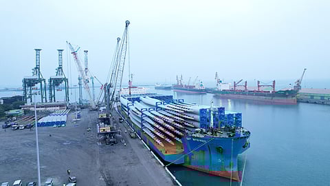 103 காற்றாலை சிறகுகள் கையாளப்பட்ட கப்பல்.