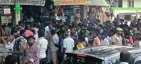 மதுரை அரசு ராஜாஜி மருத்துவமனை பிணவறை முன் புதன்கிழமை திரண்டிருந்த சிட்டம்பட்டி கிராம மக்கள்.