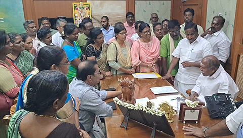 மாணவா்களுக்குக் கட்டண நிதியுதவியை உடனே வழங்க முதல்வரிடம் வலியுறுத்தல்