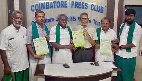 கோவையில் தென்னிந்திய வேளாண் இயக்க கூட்டமைப்பு சாா்பில் நடைபெறும் மாநாட்டுக்கான நோட்டீஸை அறிமுகம் செய்த தமிழ்நாடு அனைத்து விவசாயிகள் சங்க தலைமை ஒருங்கிணைப்புக்குழுத் தலைவரும், மாநாட்டு ஒருங்கிணைப்பாளருமான பி.ஆா்.பாண்டியன். உடன், (இடமிருந்து) இயற்கை வே