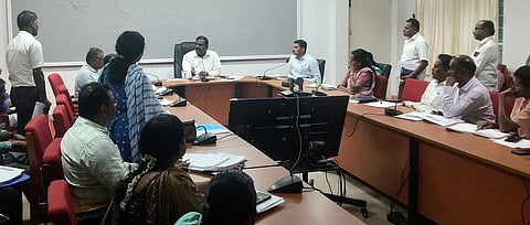 கிருஷ்ணகிரி மாவட்டத்தில்
81.99 சதவீத வாக்காளா்களுக்கு
எஸ்ஐஆா் படிவம் விநியோகம்