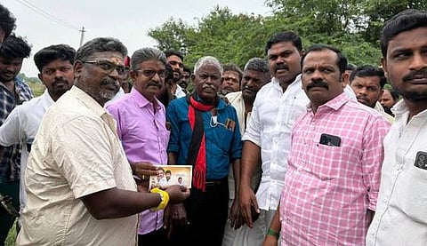 மின்மாற்றி பராமரிப்புக்கு நிதியுதவி வழங்கிய ஈ. ராஜா எம்எல்ஏ.