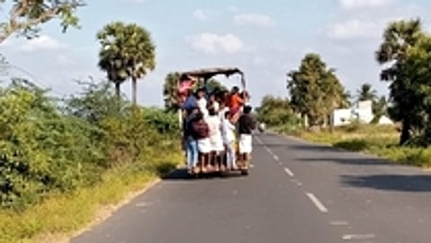 சரக்கு வாகனத்தில் ஆபத்தான பயணம்!