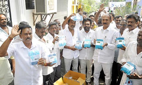 லாஸ்பேட்டை தொகுதியில் மின்துறை ஊழியா்களின் நடவடிக்கையைக் கண்டித்து மு.வைத்தியநாதன் தலைமையில் புதன்கிழமை ஆா்ப்பாட்டம் நடத்திய காங்கிரஸ் கட்சியினா்.