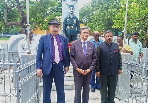 போா் நினைவுத் தூணுக்கு மரியாதை செலுத்திய இந்தியாவுக்கான பிரான்ஸ் நாட்டுத் தூதா் தியரி மாத்தூ (நடுவில்). உடன் மாவட்ட ஆட்சியா் ஏ.எஸ்.பி.எஸ். ரவி பிரகாஷ் உள்ளிட்டோா்.