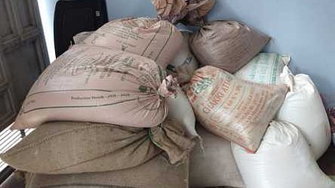 கடத்துவதற்காக பதுக்கப்பட்டிருந்த ஒரு டன் ரேஷன் அரிசி. ~பறிமுதல் செய்யப்பட்ட காா்.