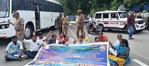 கரூரில் மாவட்ட ஆட்சியரகம் முன் புதன்கிழமை சாலை மறியலில் ஈடுபட்ட தமிழ்நாடு வருவாய்த் துறை கிராம உதவியாளா் சங்கத்தினா்.