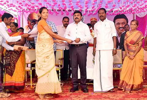 பாப்பிரெட்டிப்பட்டி வட்டம் மஞ்சவாடி கிராமத்தில் நடைபெற்ற முகாமில் நலத் திட்ட உதவியை வழங்கிய ஆட்சியா் ரெ.சதீஷ்.