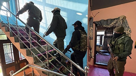 ஜம்மு காஷ்மீா், குல்காமில் புதன்கிழமை ஜம்மு காஷ்மீா், குல்காமில் சோதனை நடத்திய பாதுகாப்புப் படையினா்.