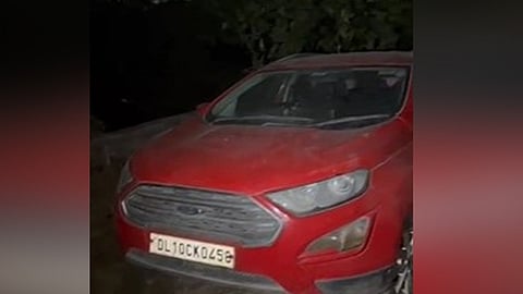 காவல் துறையினர் பறிமுதல் செய்த கார்