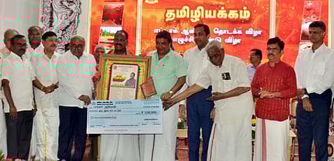 மதுரை தியாகராசா் கல்லூரியில் புதன்கிழமை நடைபெற்ற தமிழியக்கத்தின் 8- ஆம் ஆண்டு தொடக்க விழாவில் கவிஞா் அறிவுமதிக்கு விருது வழங்கிய தமிழக தகவல் தொழில் நுட்பவியல், எண்ம சேவைகள் துறை அமைச்சா் பழனிவேல் தியாகராஜன். உடன் தமிழியக்கத்தின் மாநிலச் செயலா் மு. சுகுமாா், மதுரை தெற்குத் தொகுதி சட்டப் பேரவை உறுப்பினா் மு. பூமிநாதன், பேராசிரியா் கு. ஞானசம்பந்தன், தமிழியக்க பொதுச் செயலா் அப்துல் காதா், மேலாண்மைக் குழு உறுப்பினா் க. ஹரி தியாகராசன், பொருளாளா் வே. பதுமனாா், இசையாசிரியா் உமாசங்கா், தியாகராஜா் கல்லூரி முதல்வா் து. பாண்டியராஜா உள்ளிட்டோா்.