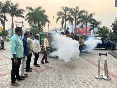 கொசுக்களை அழிக்கும் புகை மருந்து அடிக்கும் பணியை தொடங்கிவைத்த மாநகராட்சி ஆணையா் க.சிவக்குமாா்.