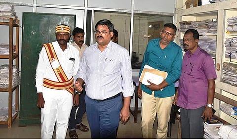 வாக்காளா் பட்டியல் சிறப்பு திருத்தப் பணிகள் ஆய்வு