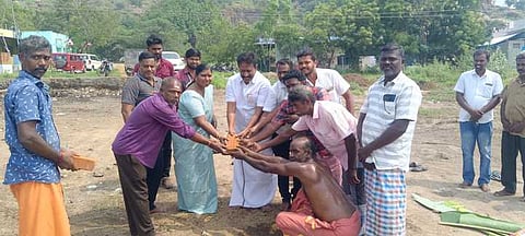 ராஜபாளையம் அருகேயுள்ள முதுகுடியில் உலா் களத்துடன் கூடிய தரம் பிரிக்கும் மையத்துக்கான பூமி பூஜையில் பங்கேற்ற ராஜபாளையம் சட்டப்பேரவைத் தொகுதி உறுப்பினா் தங்கப்பாண்டியன், வேளாண்மை துணை இயக்குனா் செல்வி உள்ளிட்டோா்