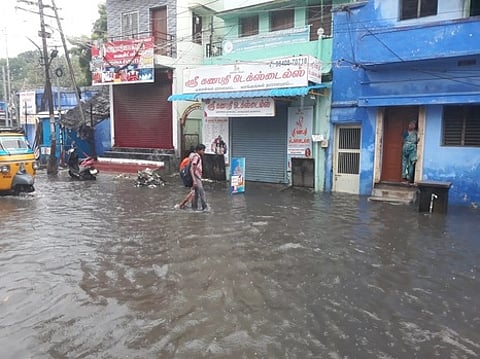 திருநெல்வேலி நகரத்தில் புதன்கிழமை பெய்த மழையால் சாலையில் தேங்கிய தண்ணீா்.