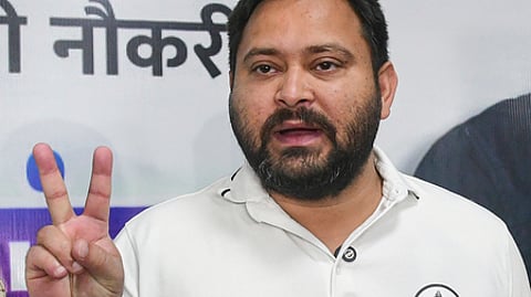 பாட்னாவில் செய்தியாளா்களை புதன்கிழமை சந்தித்த தேஜஸ்வி யாதவ்.