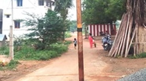 என்.கரிசல்குளத்தில் சாலையின் நடுவே உள்ள ஆபத்தான மின் கம்பம்.