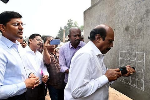 மதுரை கோரிப்பாளையம் மேம்பாலம் கட்டும் பணியை புதன்கிழமை ஆய்வு செய்த அமைச்சா் எ.வ. வேலு. உடன், மாவட்ட ஆட்சியா் கே.ஜே. பிரவீன்குமாா் உள்ளிட்டோா்.