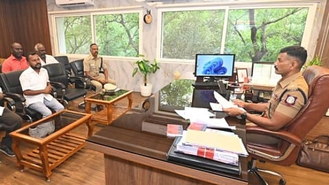 பொதுமக்களிடம் குறைகளைக் கேட்டறிந்த வேலூா் எஸ்.பி. ஏ.மயில்வாகனன்.