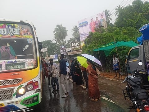 வாளவாய்க்கால் பேருந்து நிறுத்தத்தை சீரமைக்கக் கோரிக்கை