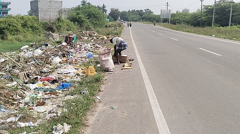 சாலையோரம் கொட்டப்படும் குப்பைகளால் பொதுமக்கள் அவதி