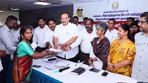 தேவாலய பணியாளா்களுக்கு நலவாரிய அடையாள அட்டை வழங்கிய இனிகோ இருதயராஜ் எம்எல்ஏ. உடன் செங்கல்பட்டு ஆட்சியா் தி. சினேகா, எம்எல்ஏ வரலட்சுமி மதுசூதனன்.