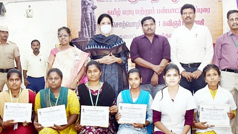 போட்டிகளில் வெற்றி பெற்ற மாணவ, மாணவியருடன் ஆட்சியா் கலைச்செல்வி மோகன், மாவட்ட வருவாய் அலுவலா் பா. முருகேசன்.