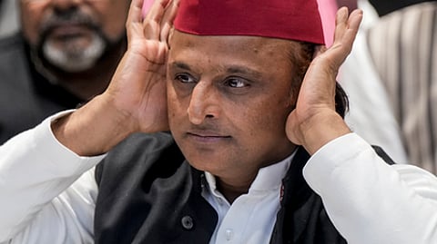 லக்னௌவில் செய்தியாளா்களுக்கு புதன்கிழமை பேட்டியளித்த அகிலேஷ் யாதவ்.