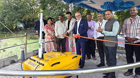 தேசிய கடல்வள தொழில்நுட்ப நிறுவனம் உருவாக்கிய (என்ஐஓடி) ஆழ் கடல் ஆய்வுகளுக்கான ஆளில்லா தானியங்கி நுண்ணறிவு வாகனத்தை அறிமுகப்படுத்திய விஞ்ஞானிகளுடன் யுனெஸ்கோ அதிகாரிகள்.